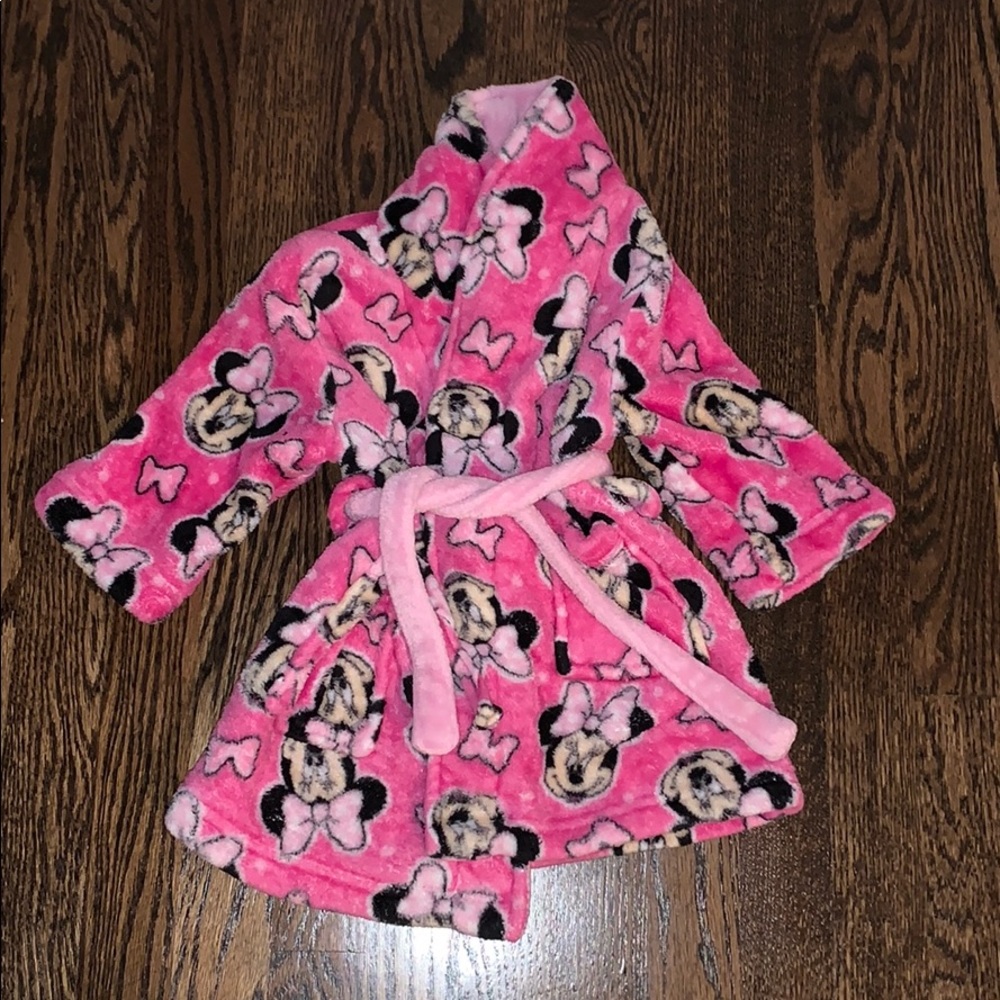 Minnie Robe